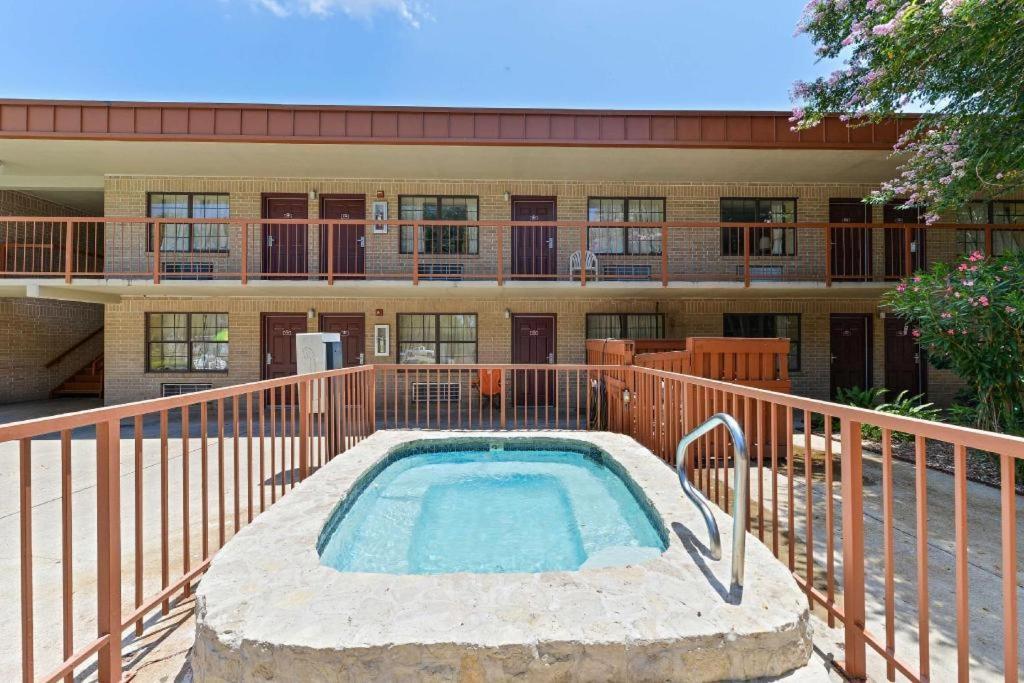 Americas Best Value Inn & Suites Виктория Экстерьер фото