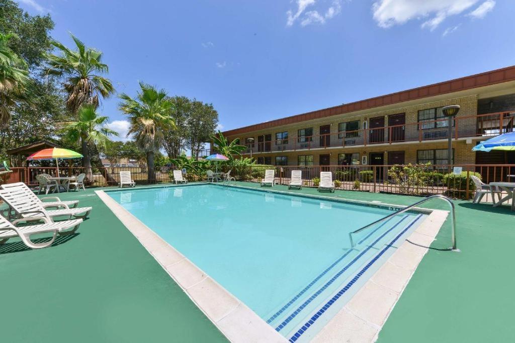 Americas Best Value Inn & Suites Виктория Экстерьер фото