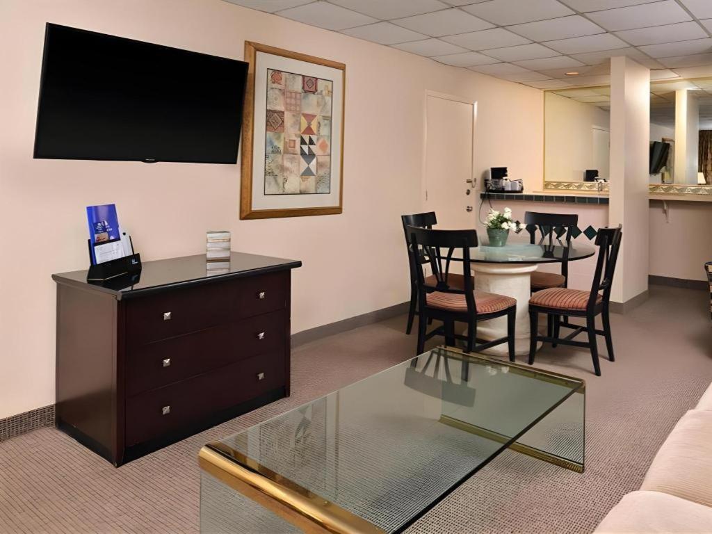 Americas Best Value Inn & Suites Виктория Экстерьер фото