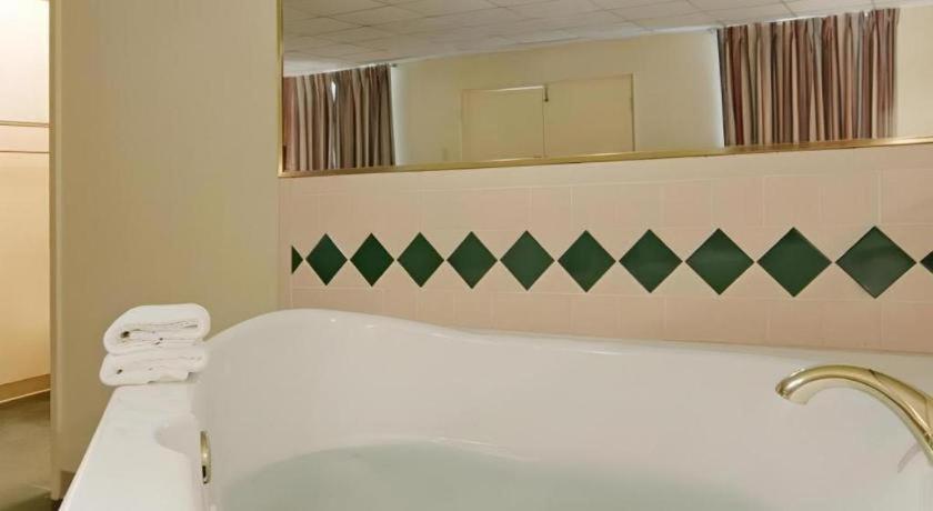 Americas Best Value Inn & Suites Виктория Экстерьер фото